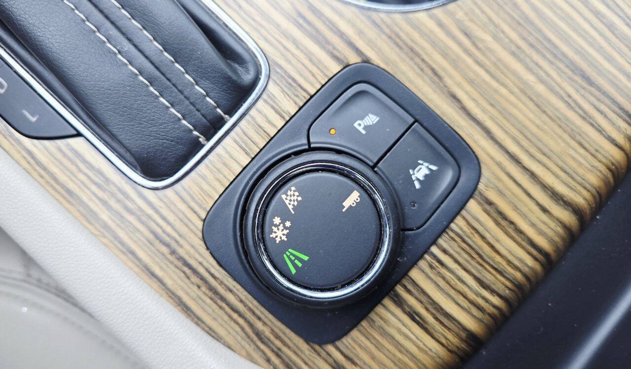 Used 2017 GMC Acadia Denali w/ Technology Package FWD image 28