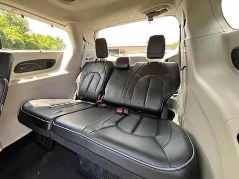 Used 2017 Chrysler Pacifica Limited w/ UConnect Theater Package FWD image 30