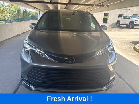 Used 2026 Toyota Sienna XLE FWD image 18