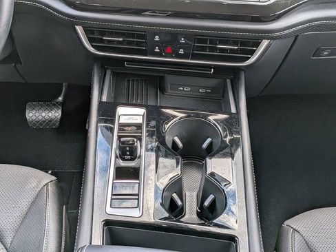Used 2025 Volkswagen Atlas SE FWD image 22