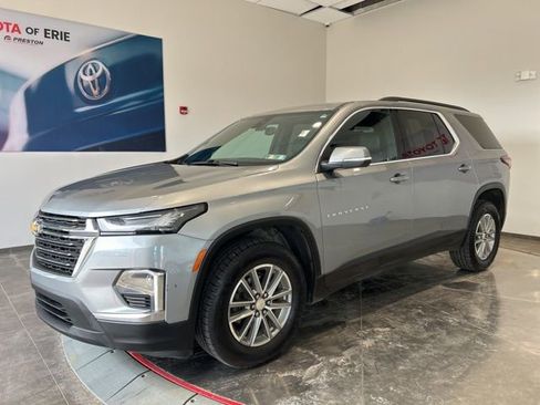 Used 2023 Chevrolet Traverse LT image 2