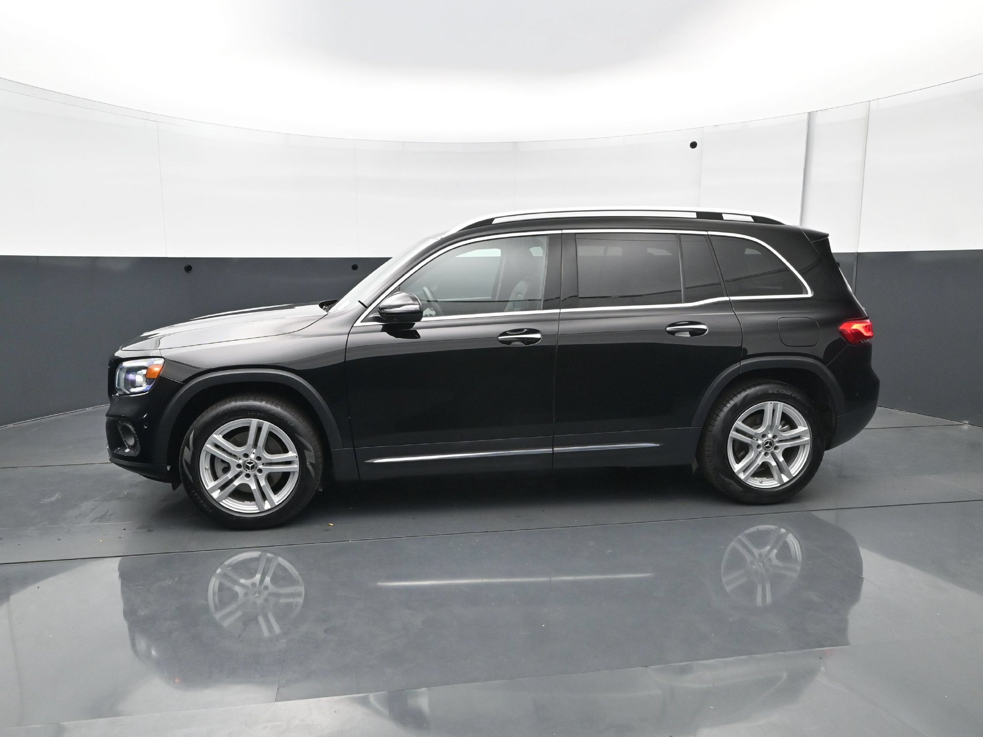 Used 2023 Mercedes-Benz GLB 250 4MATIC image 3