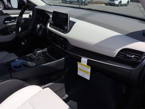 Certified 2025 Nissan Rogue SV w/ SV Premium Package image 28