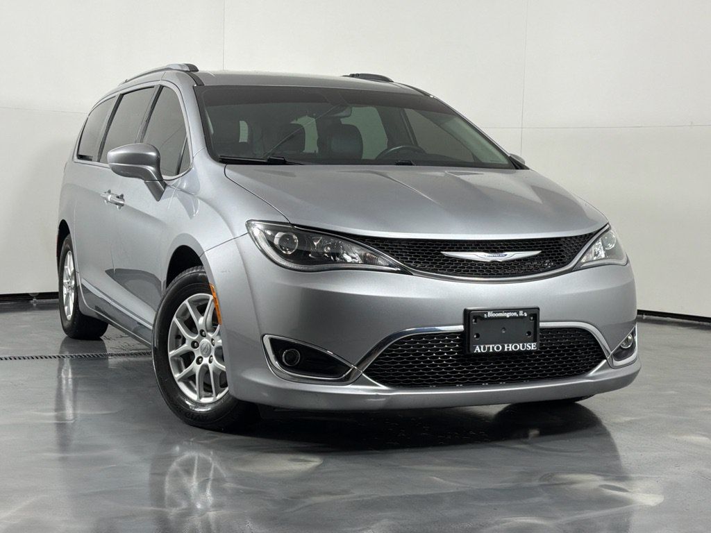 Used 2020 Chrysler Pacifica Touring-L FWD image 2