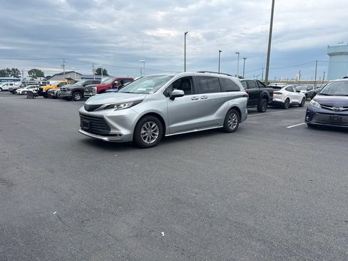 Used 2022 Toyota Sienna XLE w/ XLE Plus Package AWD/4WD image 1