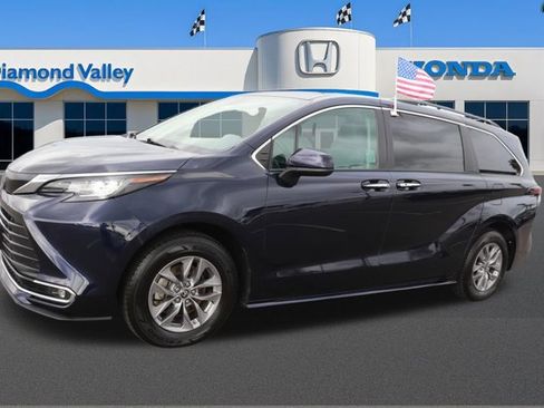 Used 2023 Toyota Sienna XLE image 3