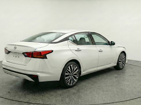 Used 2025 Nissan Altima 2.5 SV FWD image 9