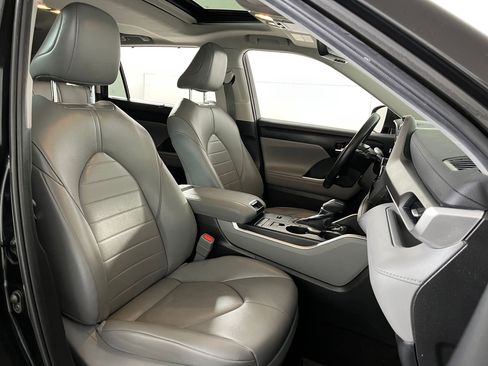 Used 2022 Toyota Highlander XLE image 26