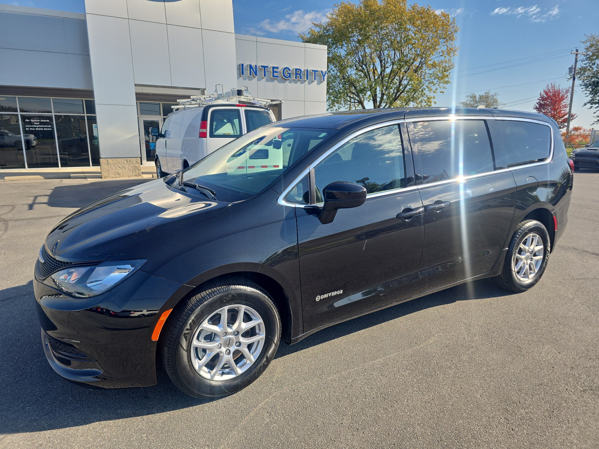 Used 2023 Chrysler Voyager LX FWD image 2