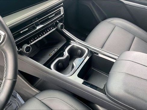 Used 2025 Chevrolet Traverse LT image 16