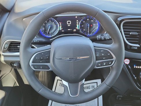 Used 2025 Chrysler Pacifica Select FWD image 26