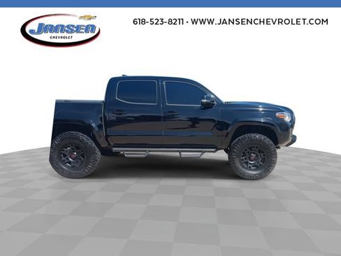 Used 2017 Toyota Tacoma TRD Sport AWD/4WD image 2