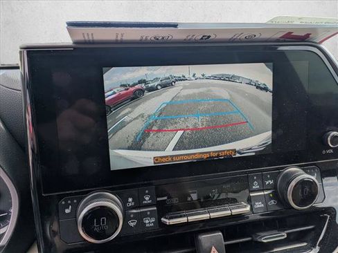 Used 2023 Toyota Highlander XLE FWD image 13