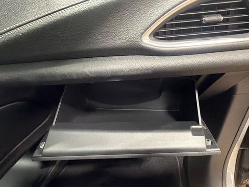 Used 2025 Chrysler Pacifica Limited FWD image 33