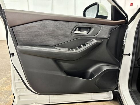 Used 2023 Nissan Rogue SV FWD image 17