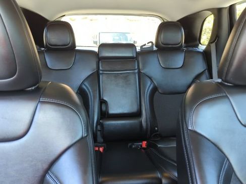 Used 2019 Jeep Cherokee Latitude Plus w/ Comfort/Convenience Group AWD/4WD image 21