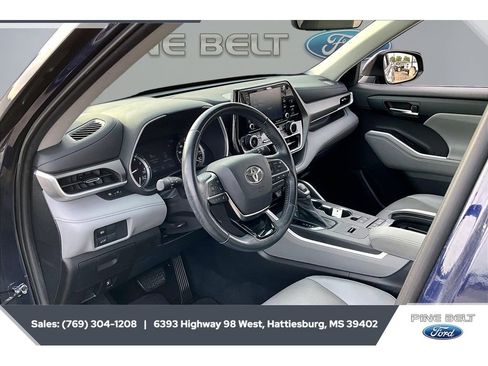 Used 2021 Toyota Highlander XLE FWD image 12