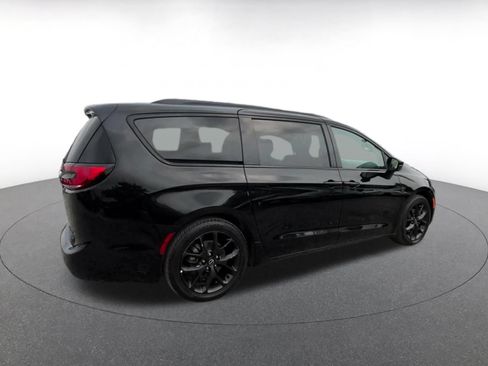 Used 2025 Chrysler Pacifica Limited FWD image 15