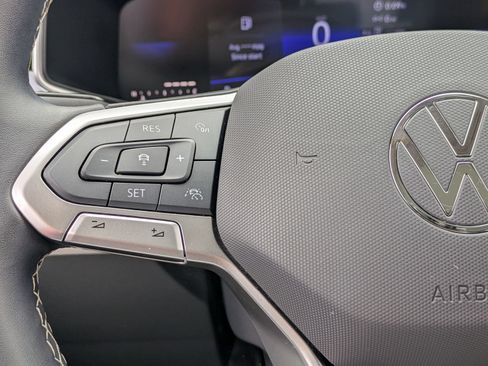 Used 2025 Volkswagen Taos SE w/ Panoramic Sunroof Package FWD image 10