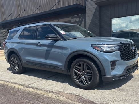 Used 2025 Ford Explorer ST RWD image 3
