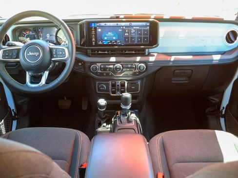 Used 2025 Jeep Wrangler Unlimited Sahara AWD/4WD image 6