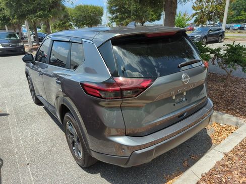 Used 2024 Nissan Rogue SV AWD/4WD image 3