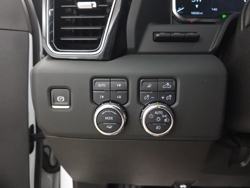 Used 2024 GMC Sierra 3500 Denali w/ Denali Reserve Package AWD/4WD image 35