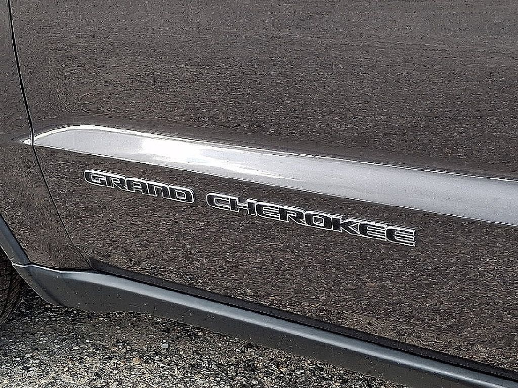 Used 2021 Jeep Grand Cherokee Laredo AWD/4WD image 31