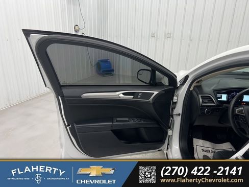 Used 2018 Ford Fusion SE w/ Fusion SE Technology Package image 8