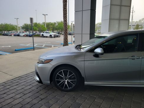 Used 2021 Toyota Camry SE image 2