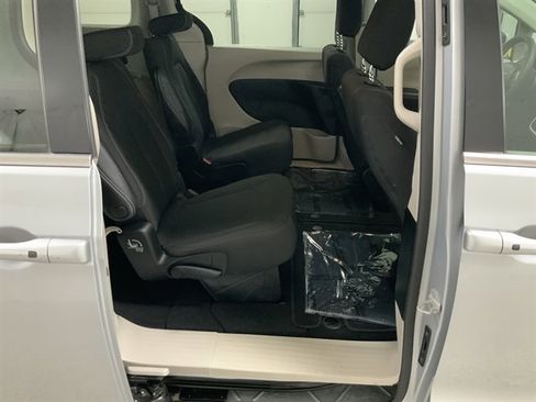 Used 2023 Chrysler Voyager LX image 17