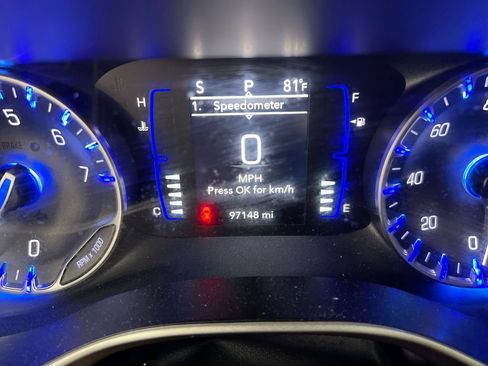 Used 2023 Chrysler Voyager LX FWD image 13