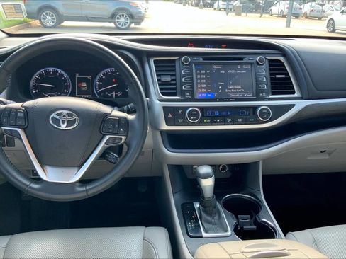Used 2017 Toyota Highlander Limited FWD image 16