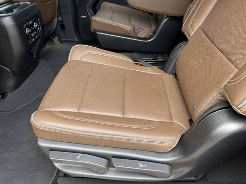 Used 2023 Chevrolet Suburban High Country w/ Advanced Technology Package RWD image 10