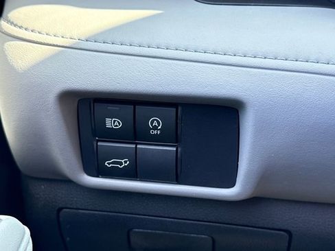 Used 2023 Toyota Highlander LE image 32