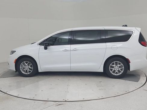 New 2026 Chrysler Pacifica Select image 9