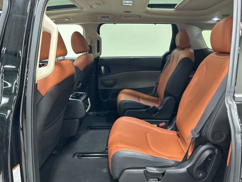 Used 2025 Kia Carnival SX image 32