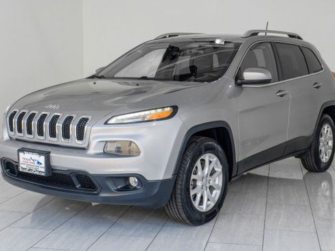 Used 2016 Jeep Cherokee Latitude w/ Cold Weather Group AWD/4WD image 4