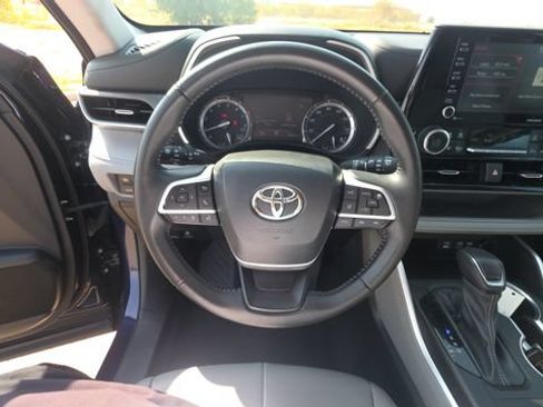 Used 2022 Toyota Highlander XLE AWD/4WD image 25