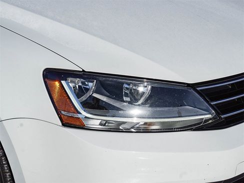 Used 2017 Volkswagen Jetta SE image 10