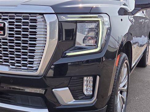 Used 2021 GMC Yukon XL Denali w/ Denali Premium Package image 9