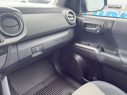 Used 2022 Toyota Tacoma TRD Sport image 16