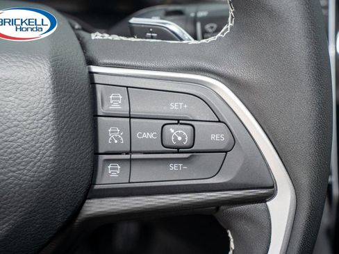 Used 2025 Jeep Grand Cherokee Laredo w/ Luxury Tech Group I RWD image 32