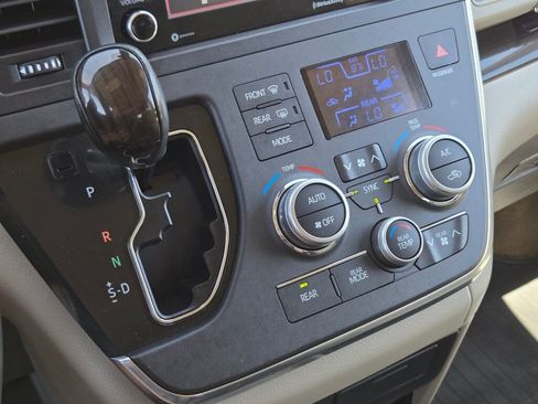 Used 2018 Toyota Sienna XLE Premium AWD/4WD image 23