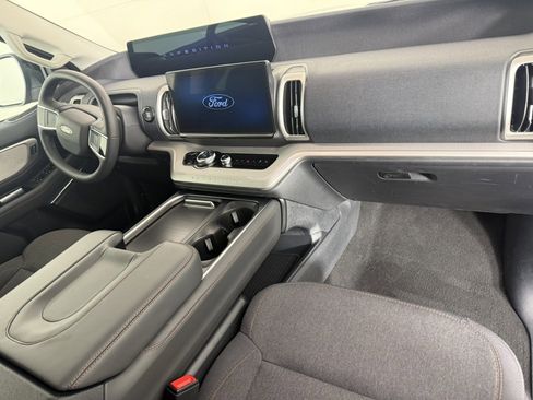 Certified 2025 Ford Expedition Active image 11