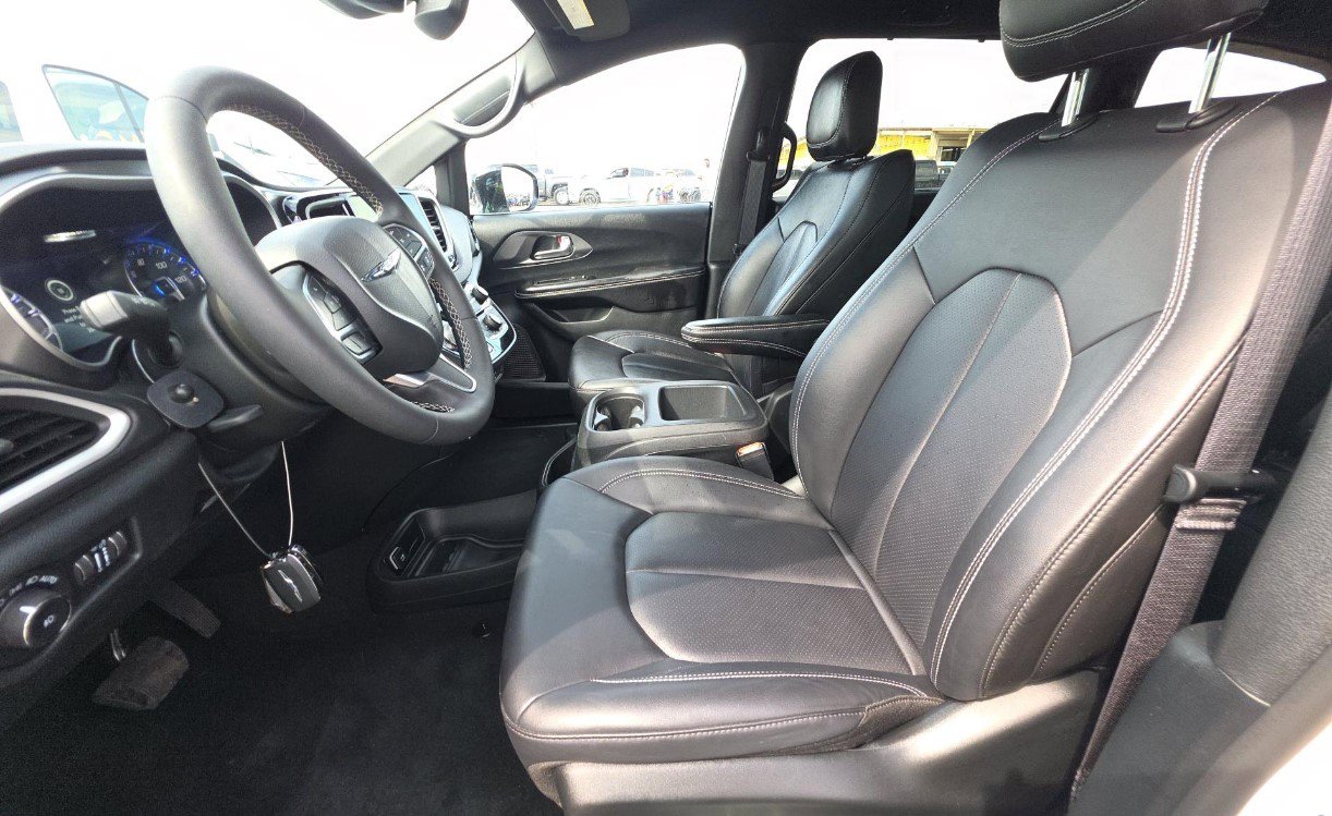 Used 2026 Chrysler Pacifica Select FWD image 7