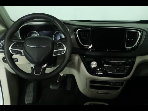 Used 2024 Chrysler Pacifica Touring-L FWD image 15