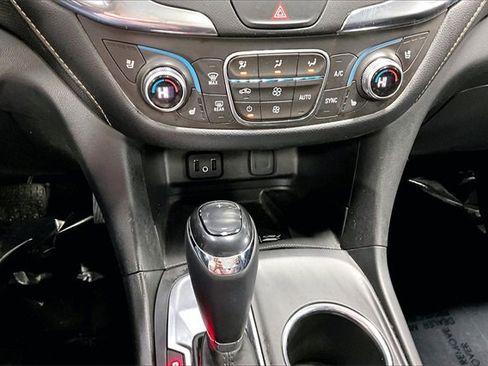 Used 2018 Chevrolet Equinox Premier image 17