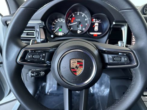 Used 2025 Porsche Macan image 26