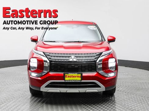 Used 2023 Mitsubishi Outlander SE image 2